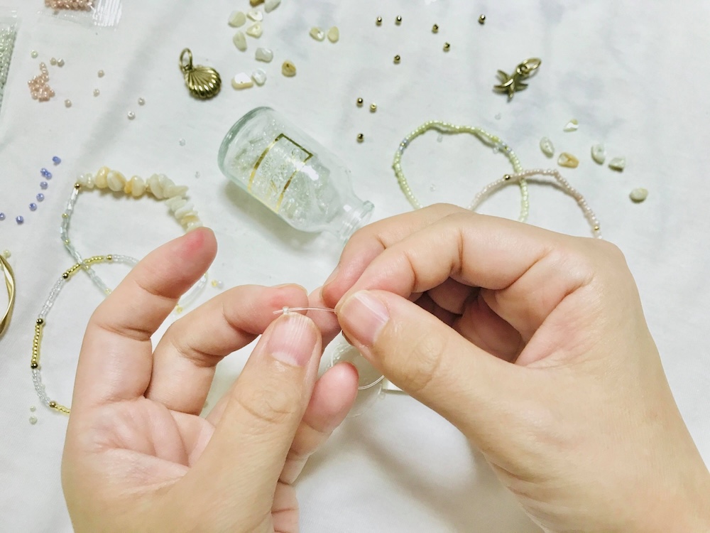 ビーズアクセサリーに使うテグスとは?ほどけない結び方・止め方を解説!