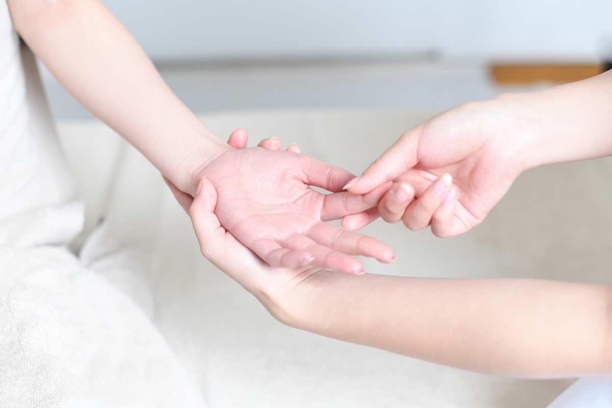 ハンドリフレクソロジーとは?セルフケアの方法や特徴・効果を徹底解説