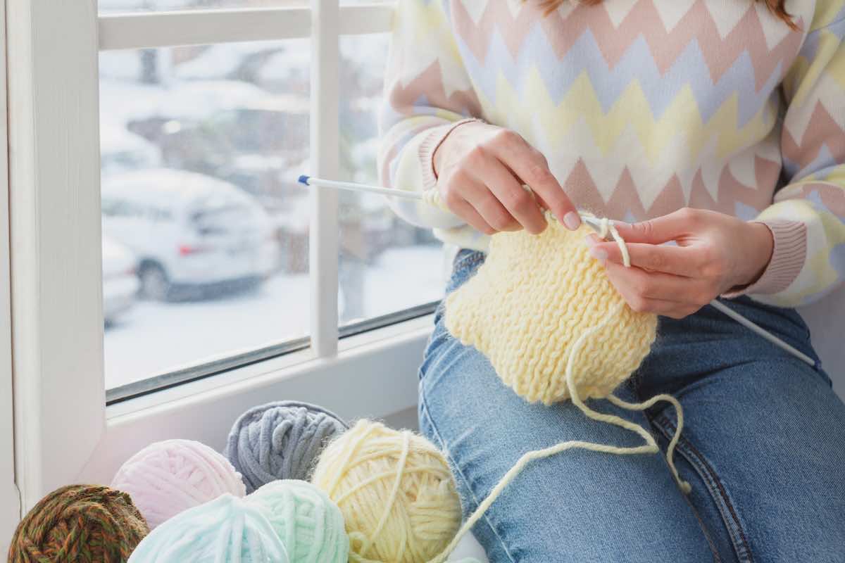 外出先で編み物をしたい！おすすめの場所や道具、注意点を解説