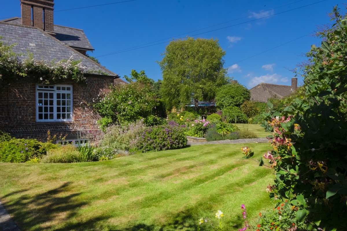 イングリッシュガーデンって？おすすめの植物の選び方やレイアウト