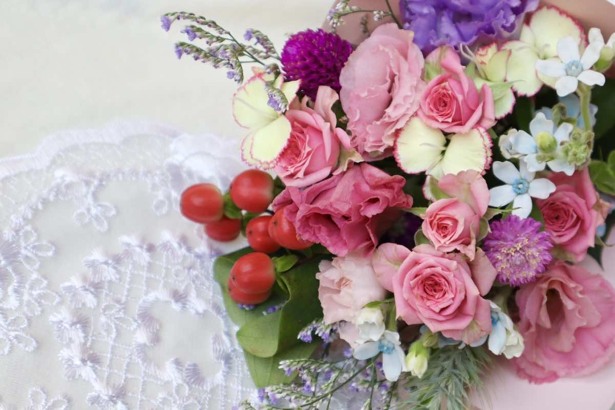 フラワーアレンジメントをおしゃれに見せるアイデア集