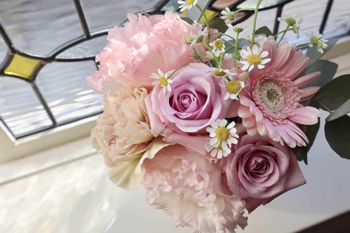 フラワーアレンジメントを長持ちさせるお手入れ方法とは？