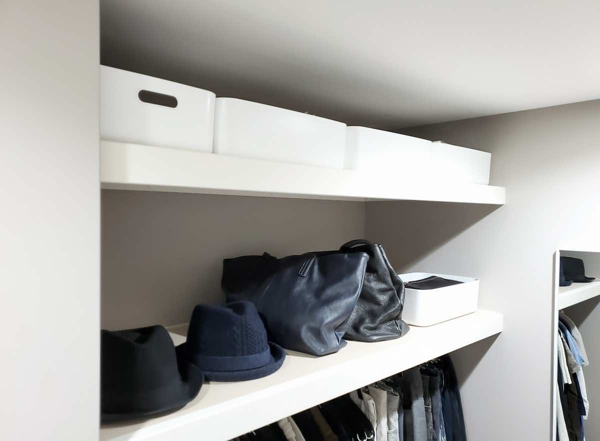 カバンをきれいに収納する方法を状況別に解説！役立つアイテムも紹介