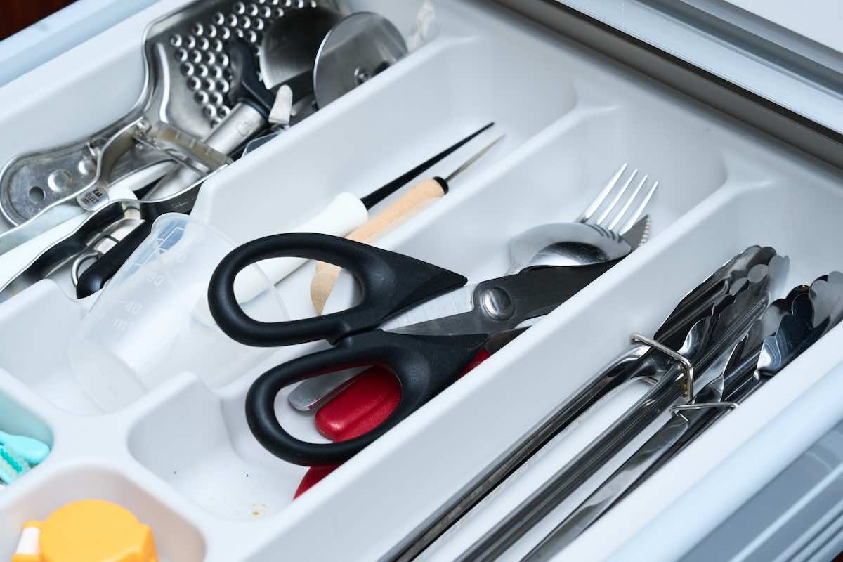 システムキッチンの引き出し収納術|スッキリ片付く便利アイテム・実例も紹介