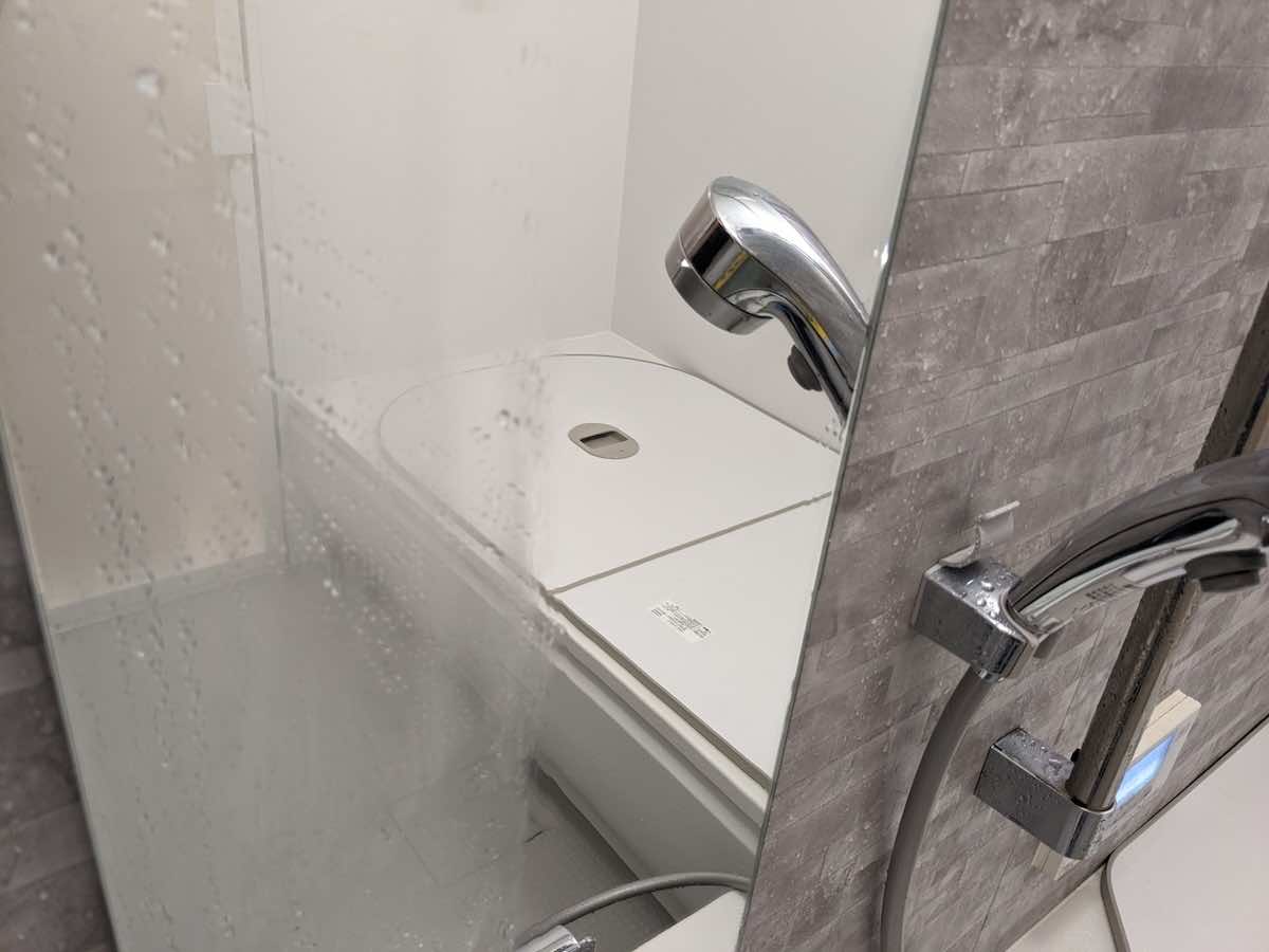 鏡の汚れ落としガイド｜水垢・ウロコをスッキリ落とす掃除方法を解説