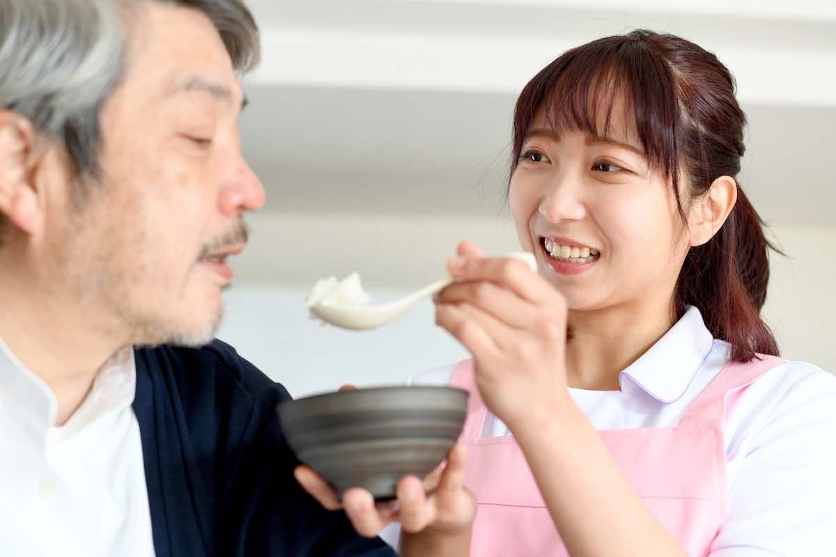 食事介助とは?目的や手順、注意点を解説!